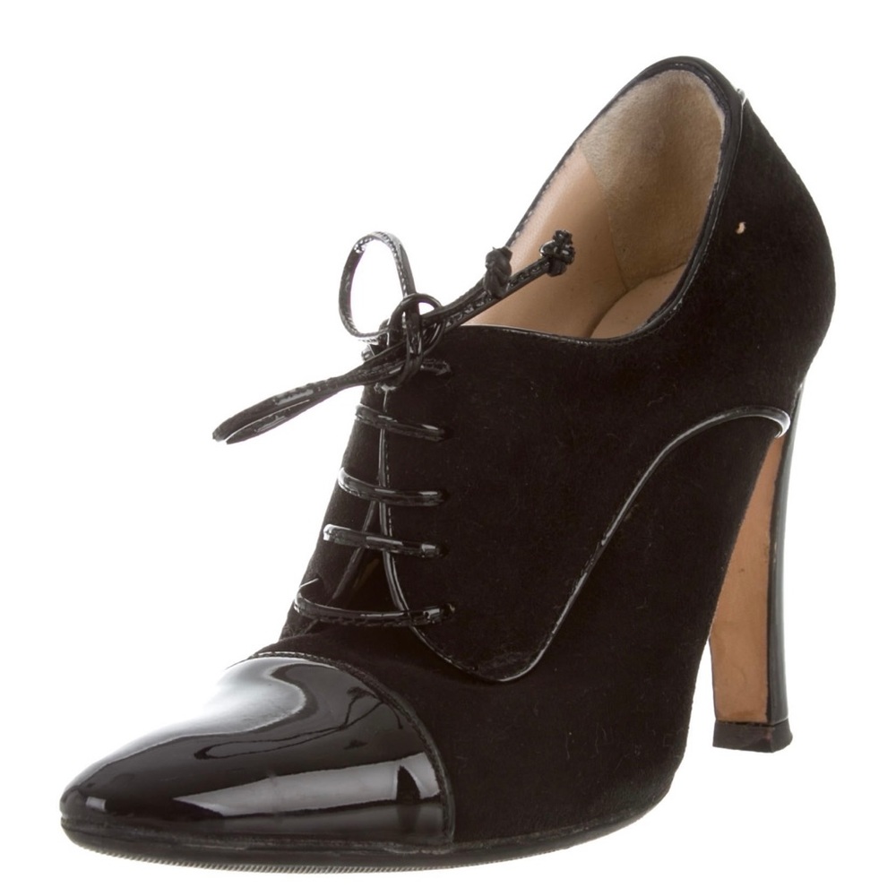 Manolo Blahnik
Suede Cap-Toe Booties